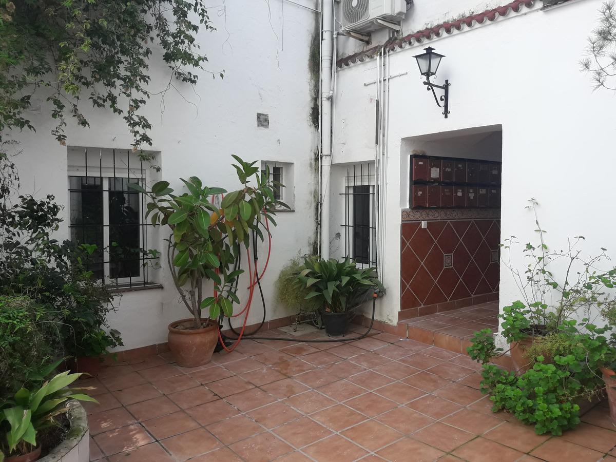 Sleep & Shower In A Typical District Apartamento